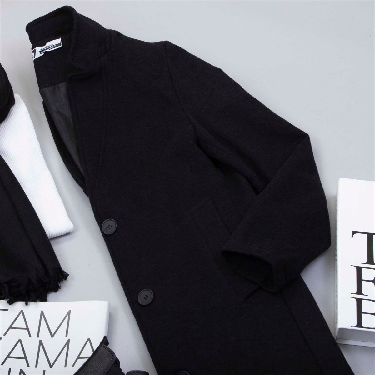 Siyah Kaşe Kaban Boğazlı Kazak Pantolon Atkı Bot Kombin