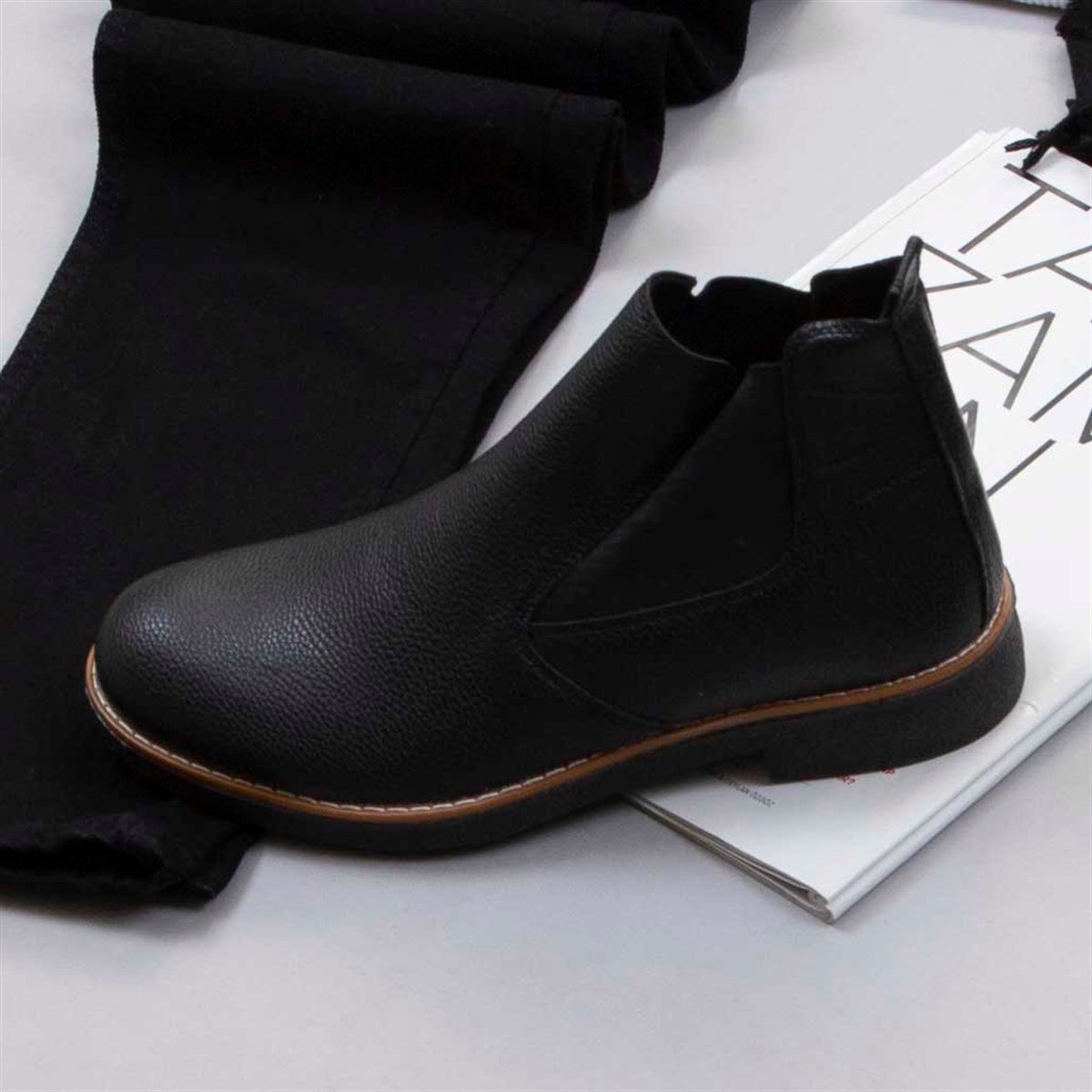 Siyah Kaşe Kaban Boğazlı Kazak Pantolon Atkı Bot Kombin