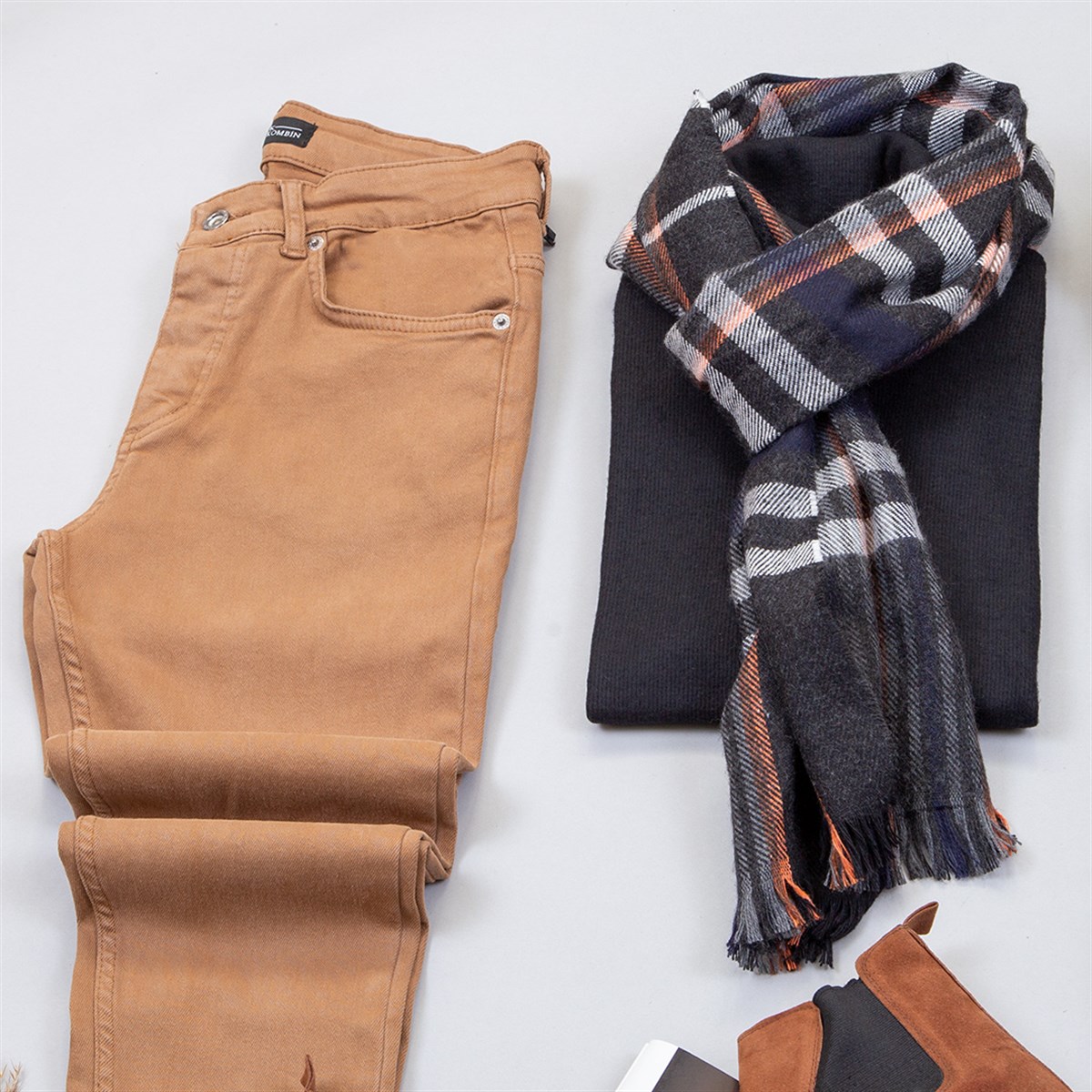 Siyah Kaşe Kaban Boğazlı Kazak Pantolon Atkı Bot Kombin