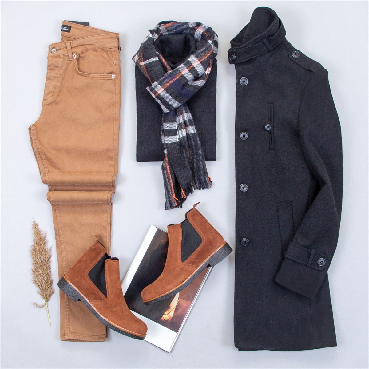 Siyah Kaşe Kaban Boğazlı Kazak Pantolon Atkı Bot Kombin