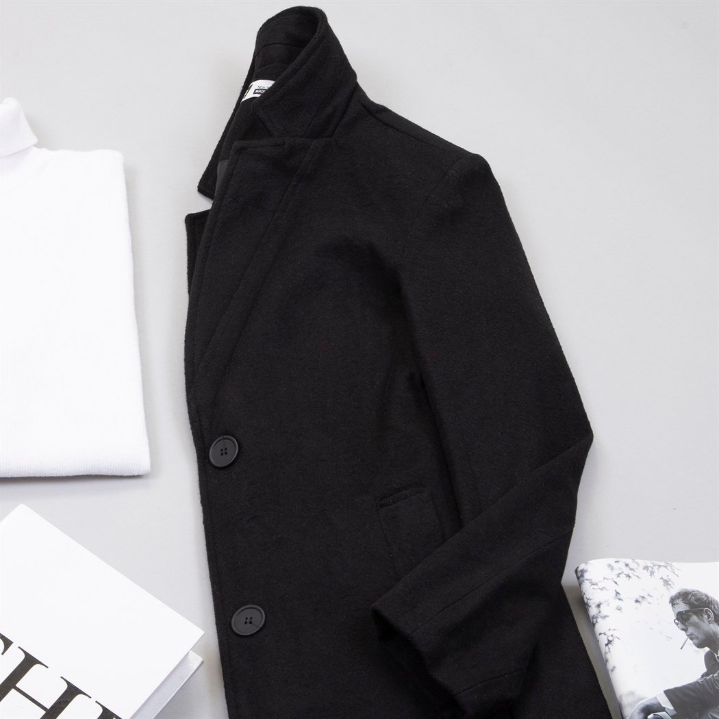 Siyah Kaşe Kaban Boğazlı Kazak Pantolon Bot Kombin