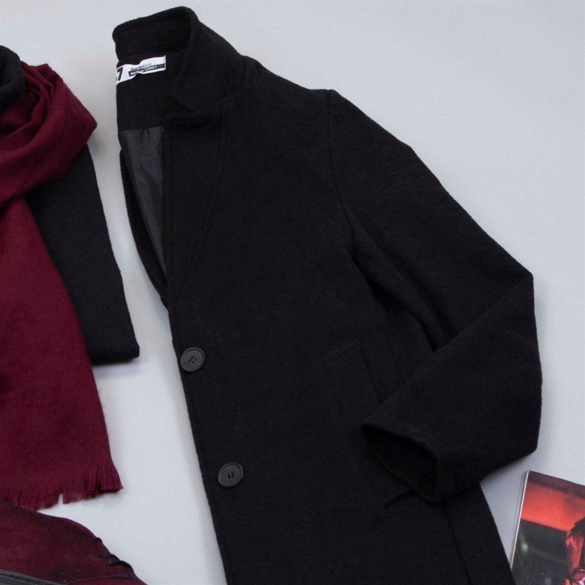 Siyah Kaşe Kaban Boğazlı Kazak Pantolon Atkı Bot Kombin