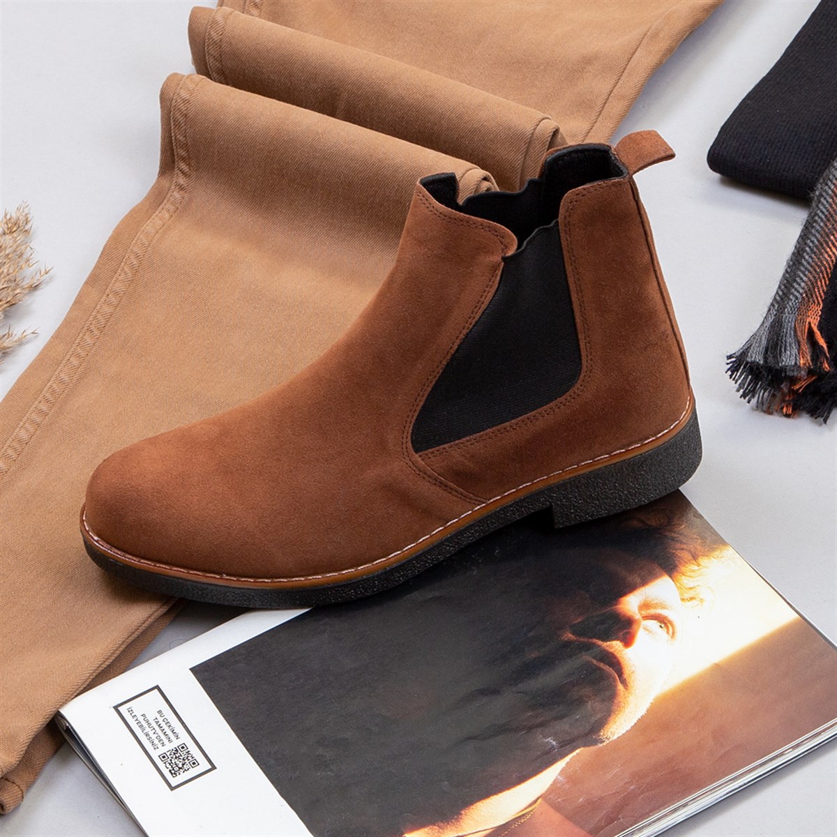 Siyah Kaşe Kaban Boğazlı Kazak Pantolon Atkı Bot Kombin