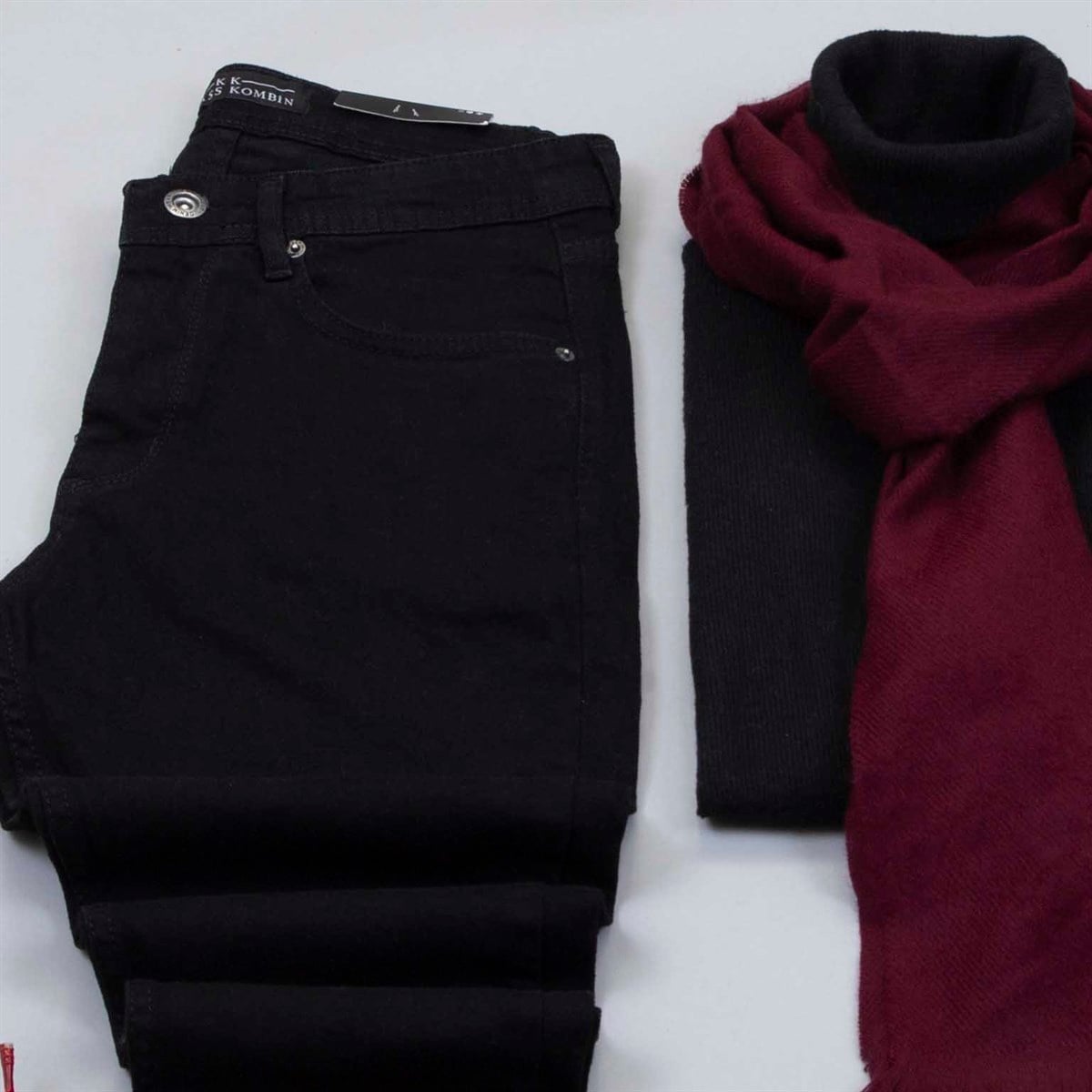 Siyah Kaşe Kaban Boğazlı Kazak Pantolon Atkı Bot Kombin