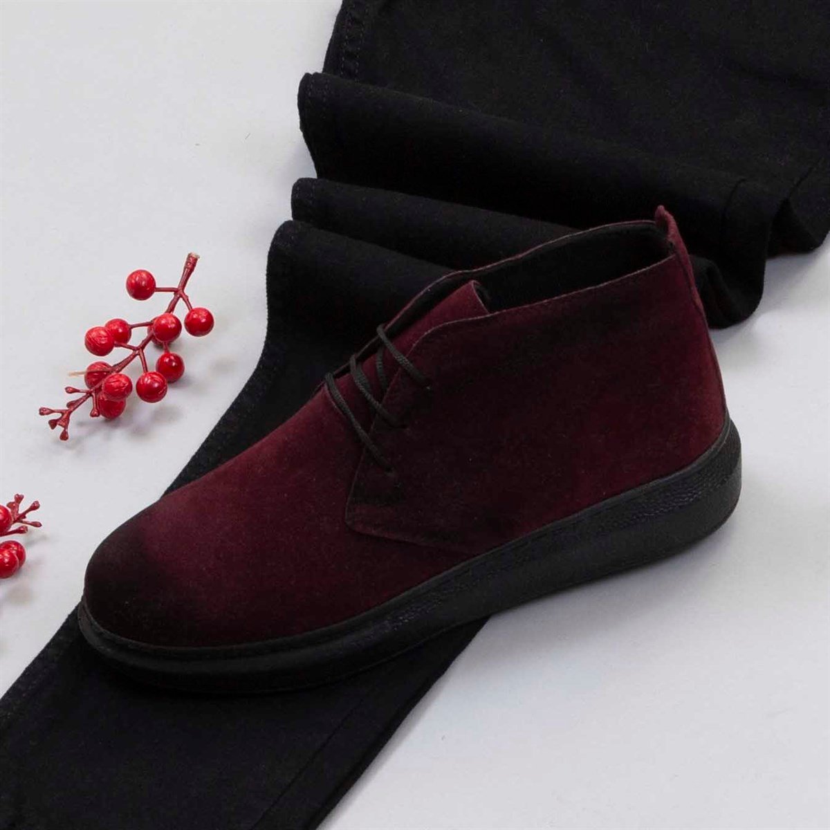 Siyah Kaşe Kaban Boğazlı Kazak Pantolon Atkı Bot Kombin