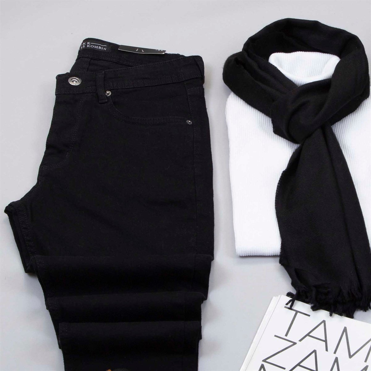 Siyah Kaşe Kaban Boğazlı Kazak Pantolon Atkı Bot Kombin