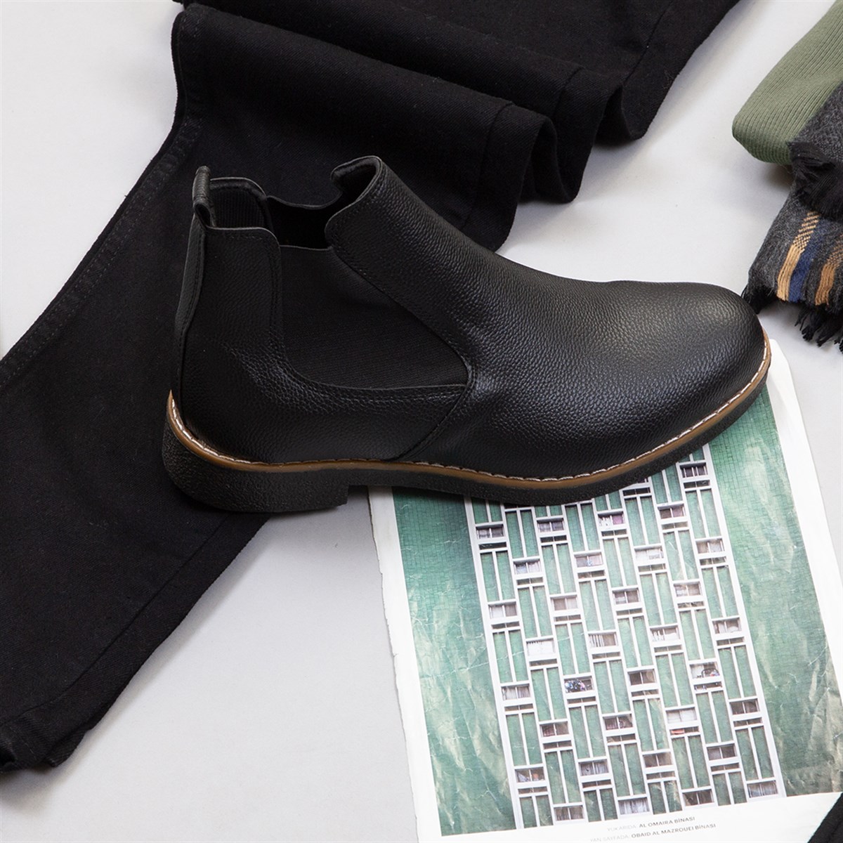 Siyah Kaşe Kaban Boğazlı Kazak Pantolon Atkı Bot Kombin