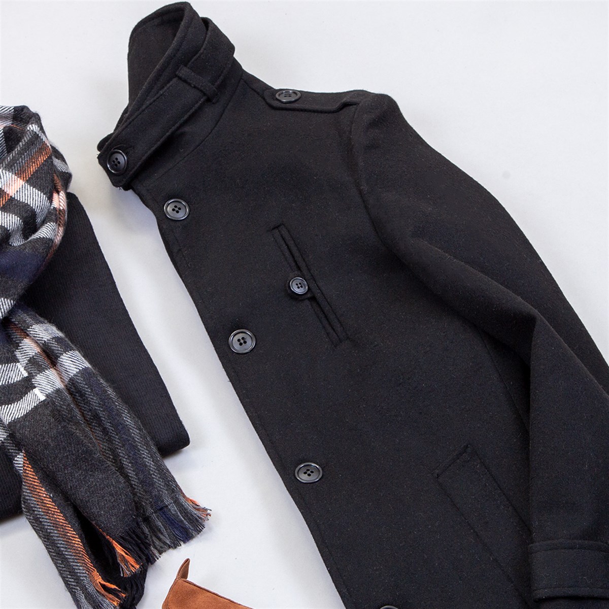 Siyah Kaşe Kaban Boğazlı Kazak Pantolon Atkı Bot Kombin