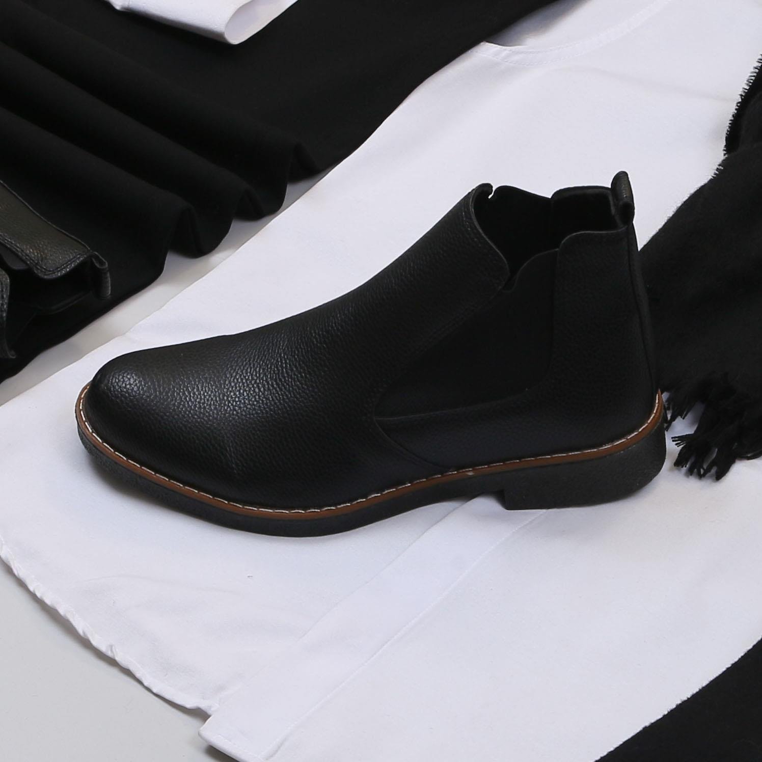 Siyah Kaşe Kaban Gömlek Pantolon Bot Kombin