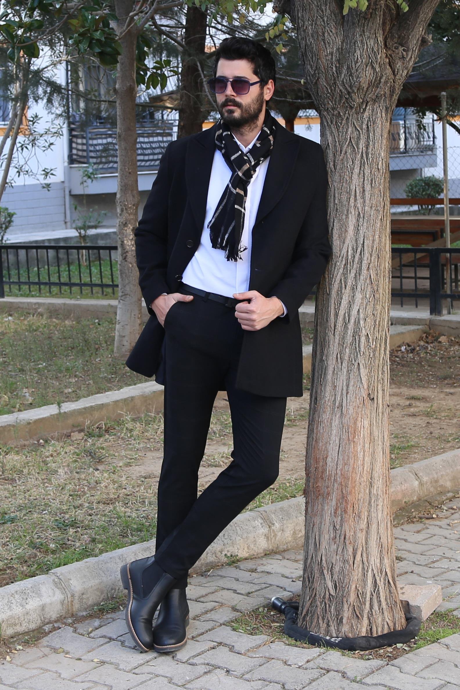 Siyah Kaşe Kaban Gömlek Pantolon Bot Kombin