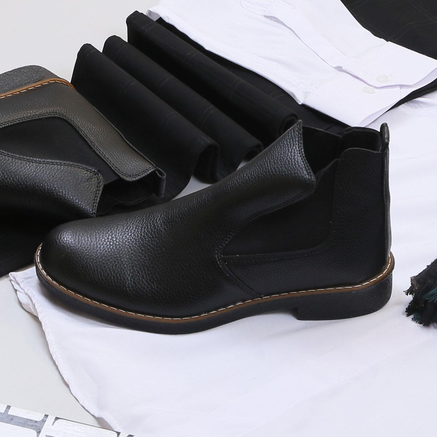 Siyah Kaşe Kaban Gömlek Pantolon Bot Kombin