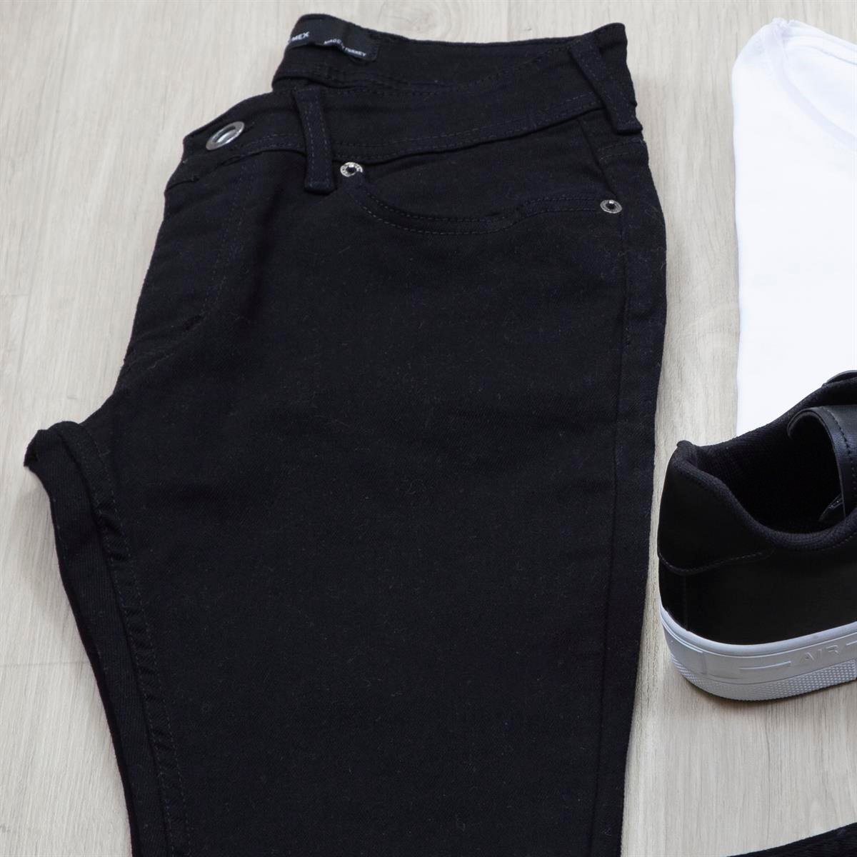 Siyah Kot Ceket Tişört Pantolon Ayakkabı Kombin