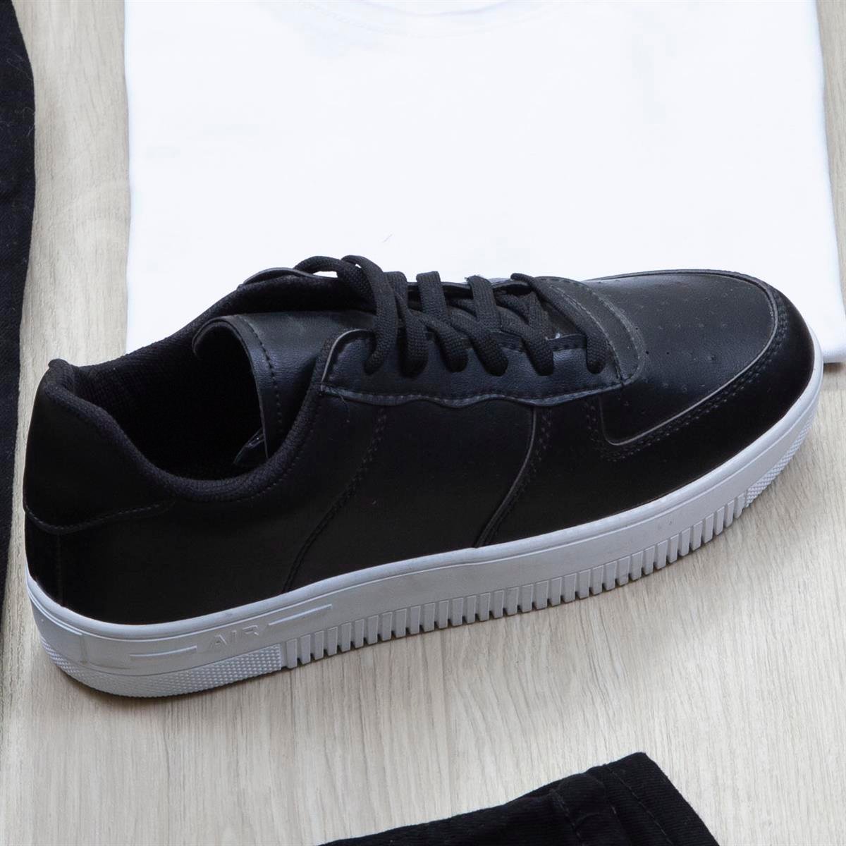 Siyah Kot Ceket Tişört Pantolon Ayakkabı Kombin