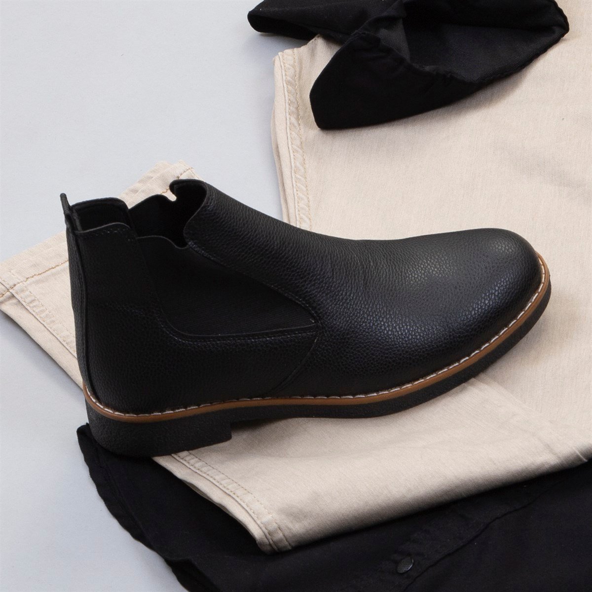 Siyah Kot Gömlek Pantolon Bot Kombin