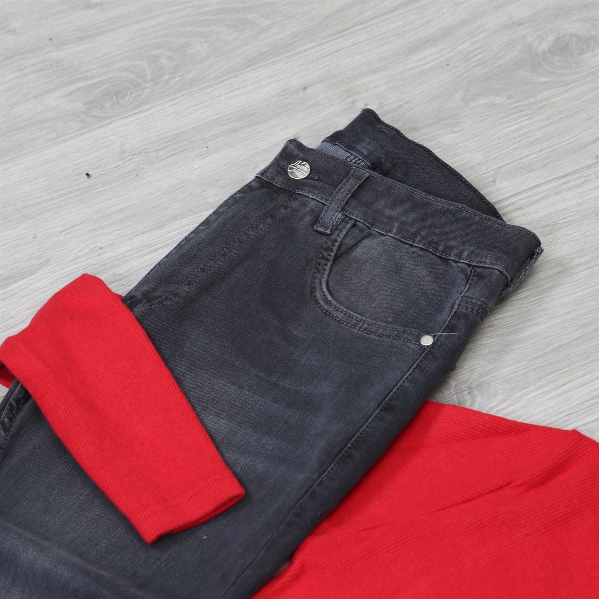 Siyah Kot Kırmızı Kazak Bot Kombini