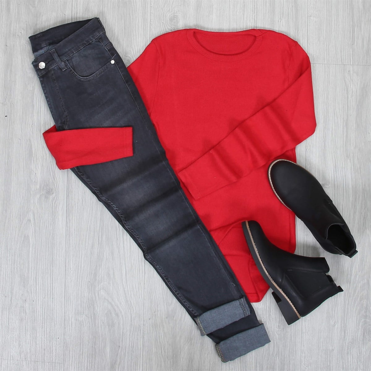 Siyah Kot Kırmızı Kazak Bot Kombini