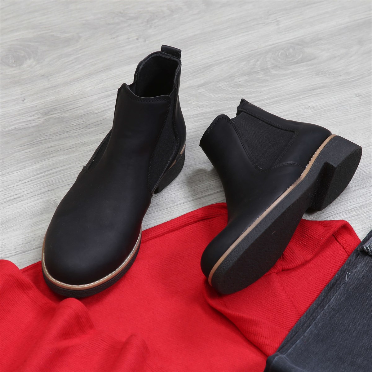 Siyah Kot Kırmızı Kazak Bot Kombini