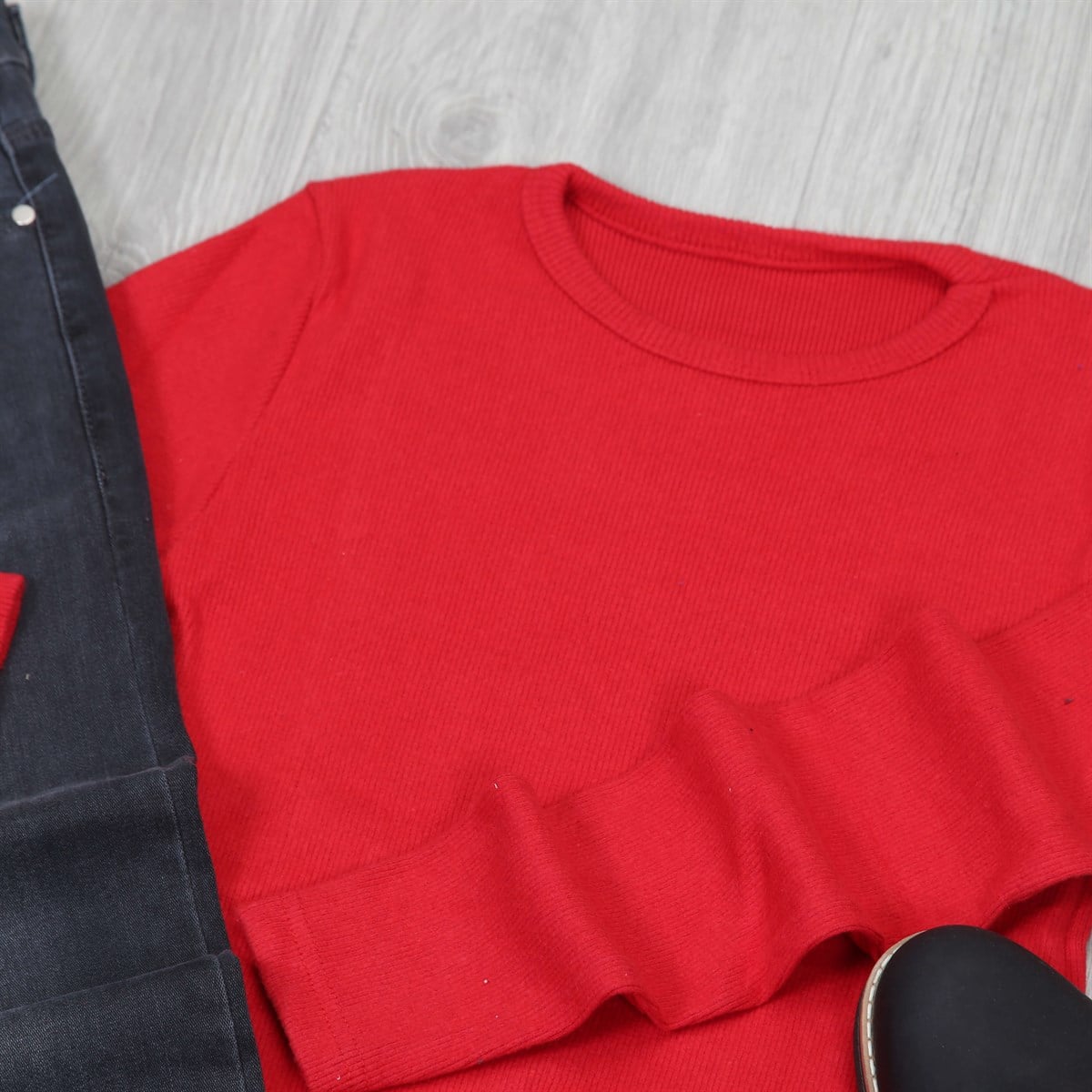 Siyah Kot Kırmızı Kazak Bot Kombini