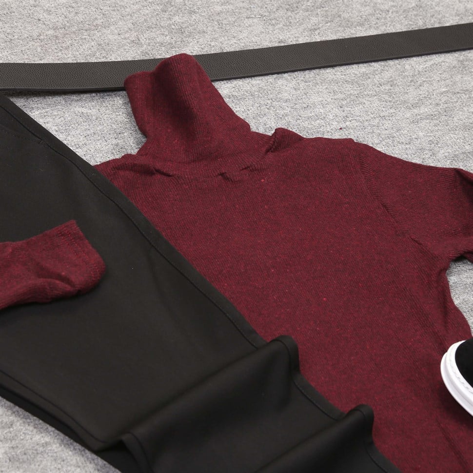 siyah kumaş pantolon kırmızı boyunlu kazak