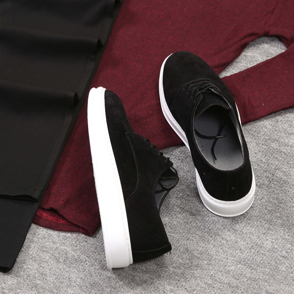 siyah kumaş pantolon kırmızı boyunlu kazak