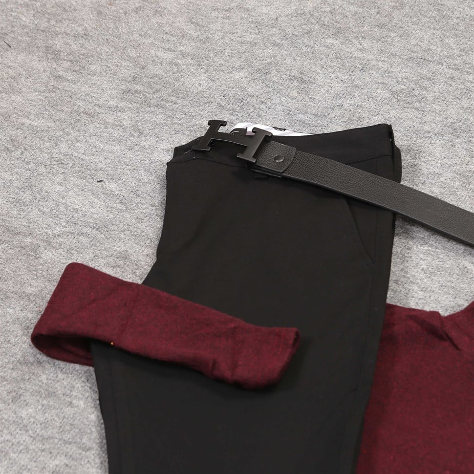 siyah kumaş pantolon kırmızı boyunlu kazak