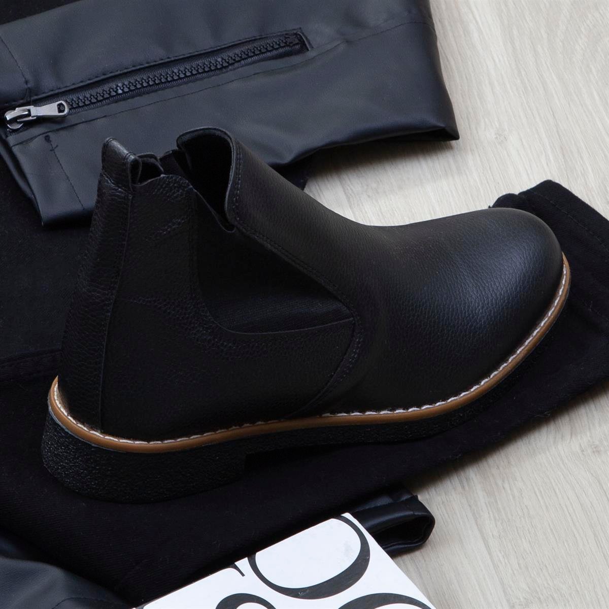 Siyah Kürklü Deri Ceket Boğazlı Body Pantolon Ayakkabı Kombin