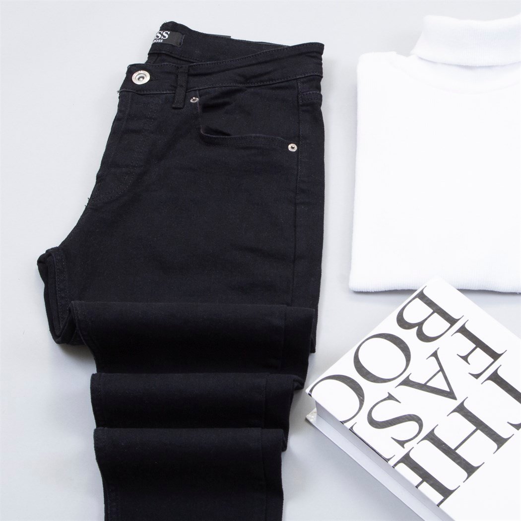 Siyah Kürklü Kot Ceket Boğazlı Kazak Pantolon Bot Kombin