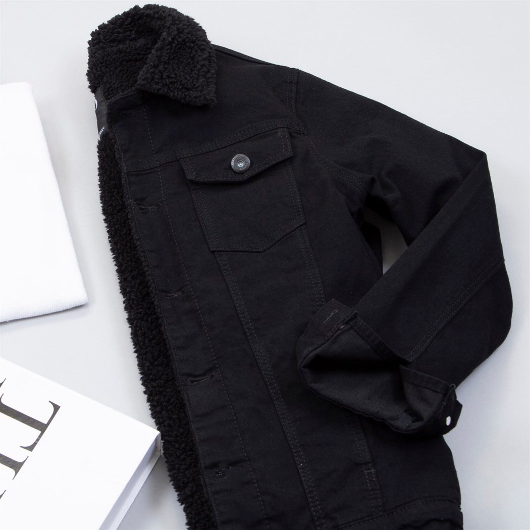 Siyah Kürklü Kot Ceket Boğazlı Kazak Pantolon Bot Kombin