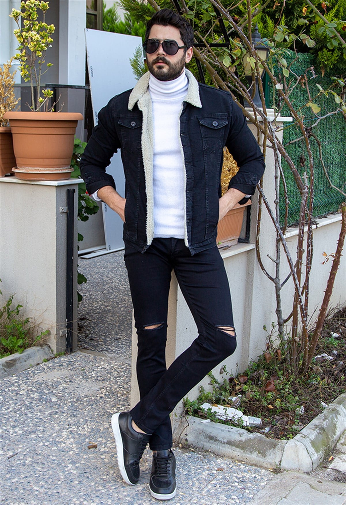 Siyah Kürklü Kot Ceket Boğazlı Kazak Pantolon Ayakkabı Kombin