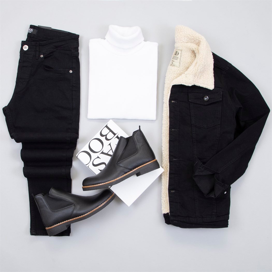 Siyah Kürklü Kot Ceket Boğazlı Kazak Pantolon Bot Kombin