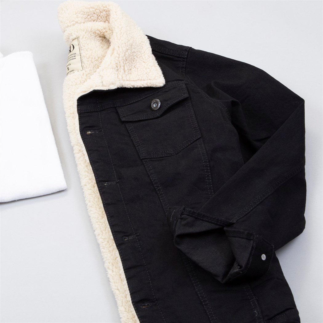 Siyah Kürklü Kot Ceket Boğazlı Kazak Pantolon Bot Kombin