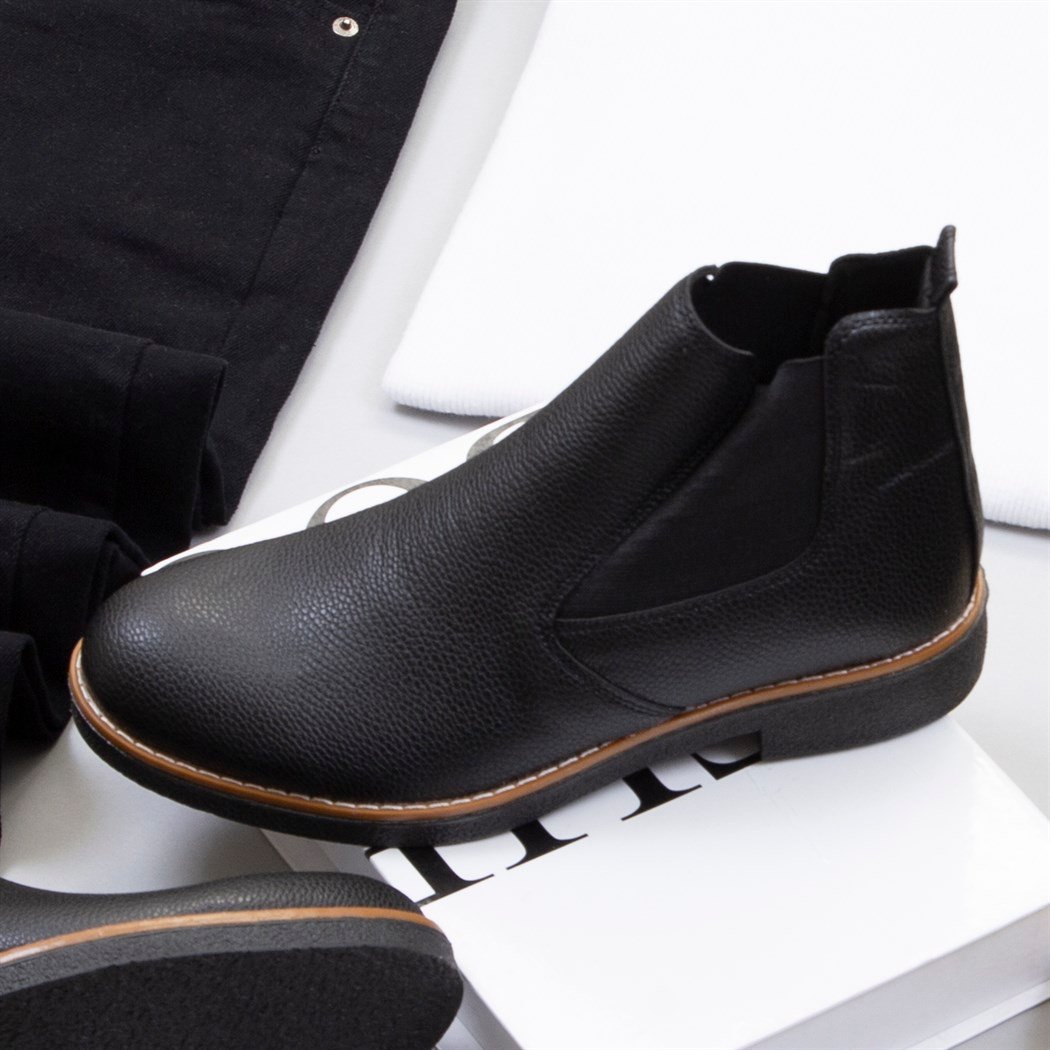 Siyah Kürklü Kot Ceket Boğazlı Kazak Pantolon Bot Kombin