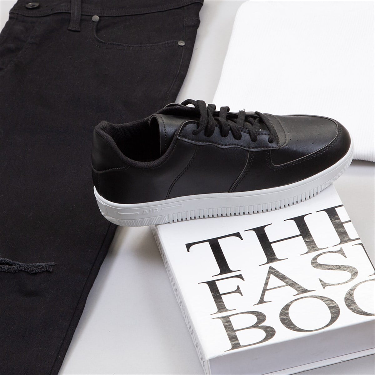 Siyah Kürklü Kot Ceket Boğazlı Kazak Pantolon Ayakkabı Kombin