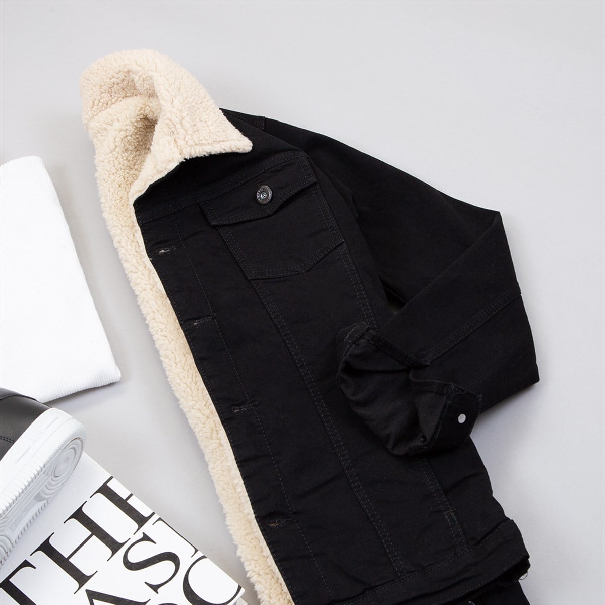 Siyah Kürklü Kot Ceket Boğazlı Kazak Pantolon Ayakkabı Kombin