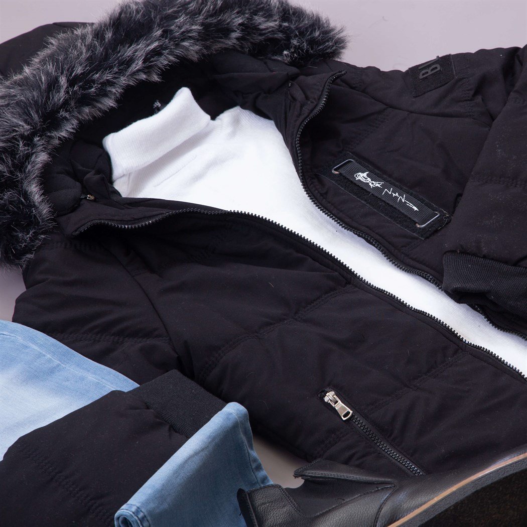 Siyah Kürklü Şişme Mont Kazak Pantolon Bot Kombin