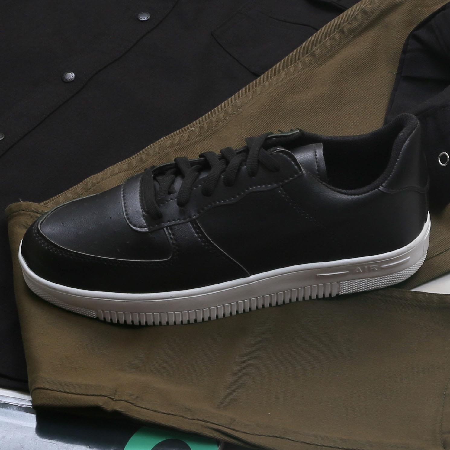 Siyah Pamuklu Kot Gömlek Tişört Pantolon Ayakkabı Kombin