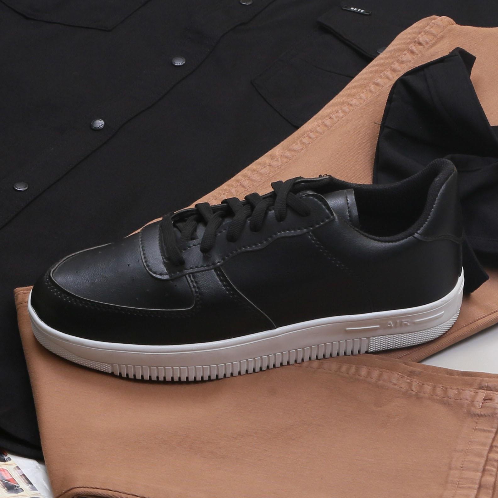 Siyah Pamuklu Kot Gömlek Tişört Pantolon Ayakkabı Kombin