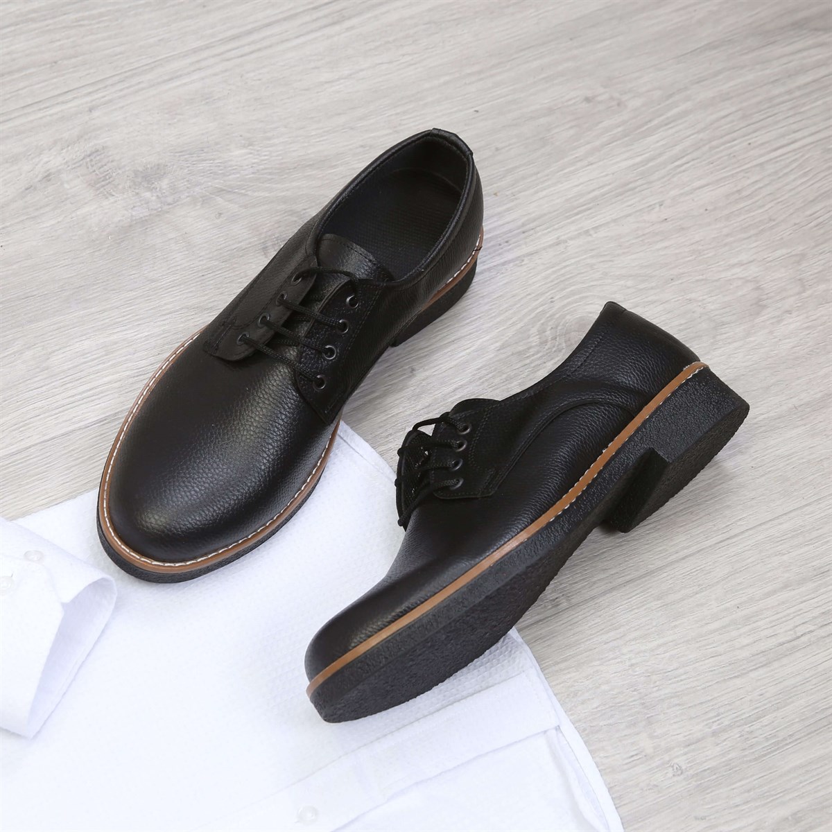 Sİyah Pantolon Beyaz Gömlek Siyah Ayakkabı Kombini