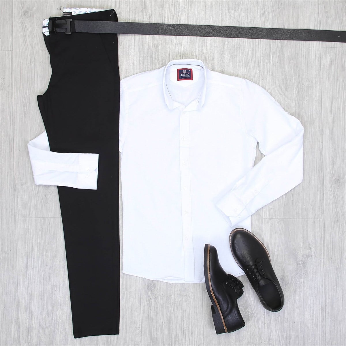 Sİyah Pantolon Beyaz Gömlek Siyah Ayakkabı Kombini