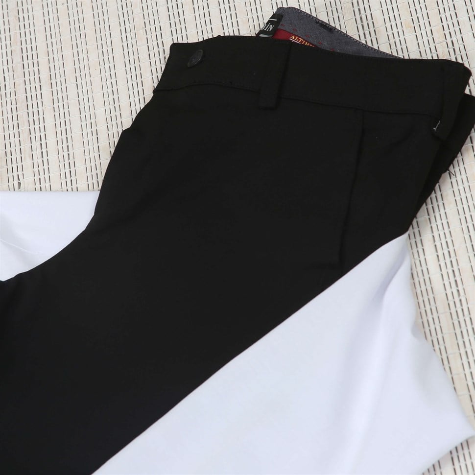 Siyah Pantolon Beyaz Gömlek Yaka Zinciri Kombin