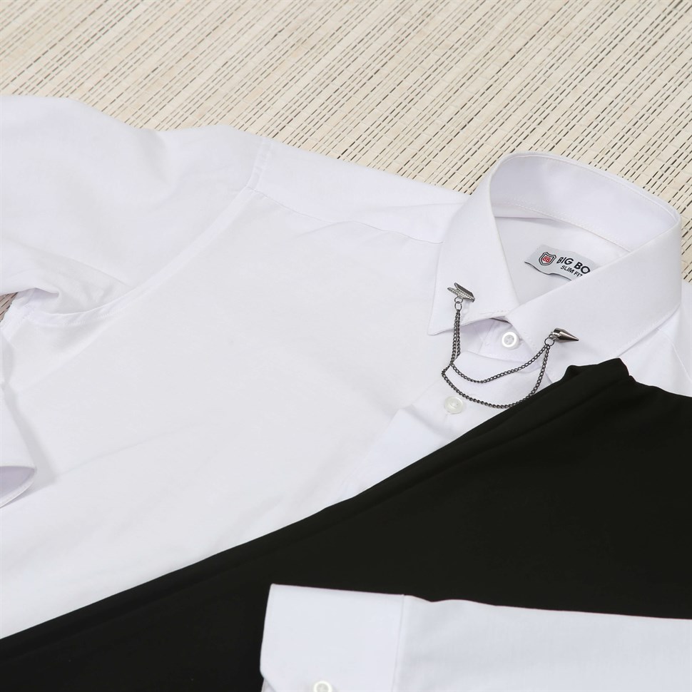 Siyah Pantolon Beyaz Gömlek Yaka Zinciri Kombin