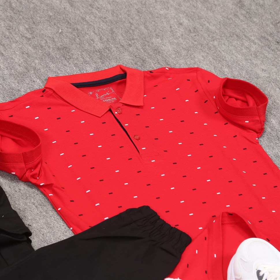Siyah Pantolon Kırmızı Tshirt Ayakkabı Kombini