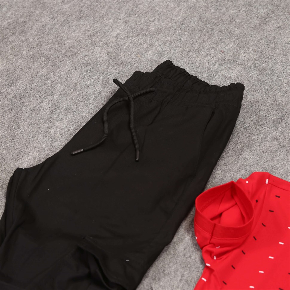 Siyah Pantolon Kırmızı Tshirt Ayakkabı Kombini