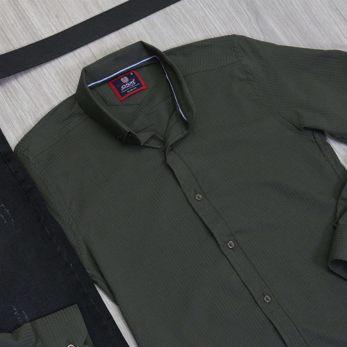 Siyah Pantolon Yeşil Gömlek Ayakkabı Kombini