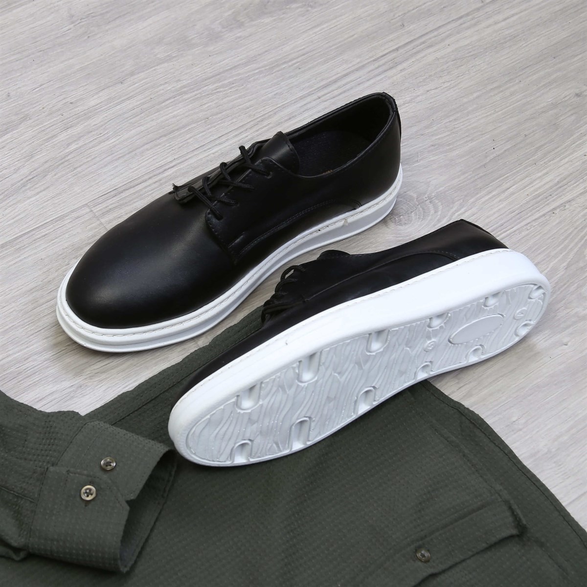 Siyah Pantolon Yeşil Gömlek Ayakkabı Kombini