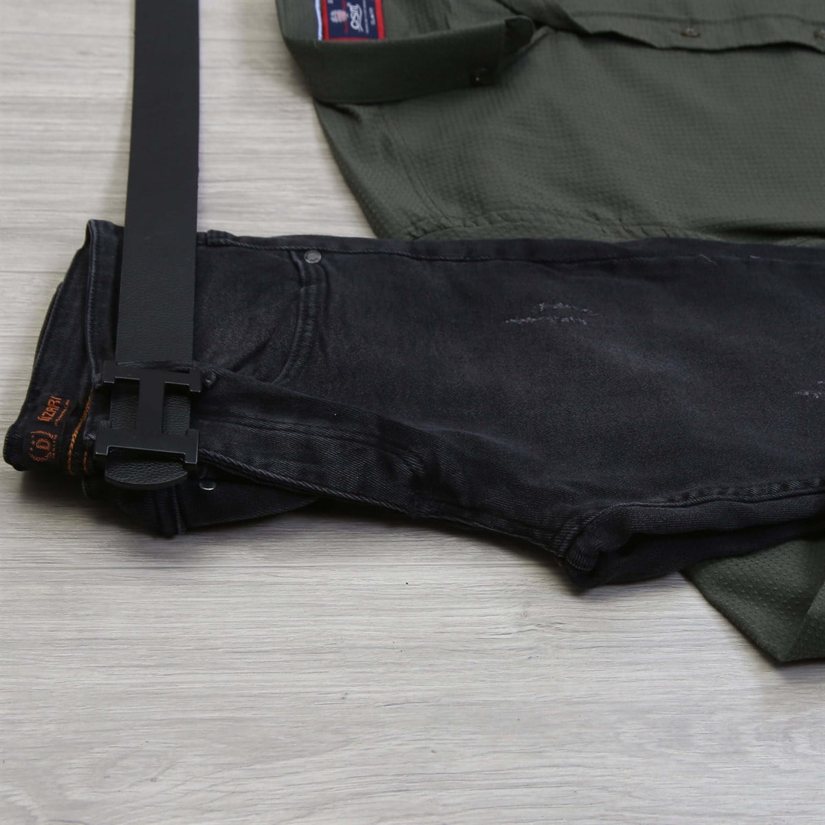 Siyah Pantolon Yeşil Gömlek Ayakkabı Kombini