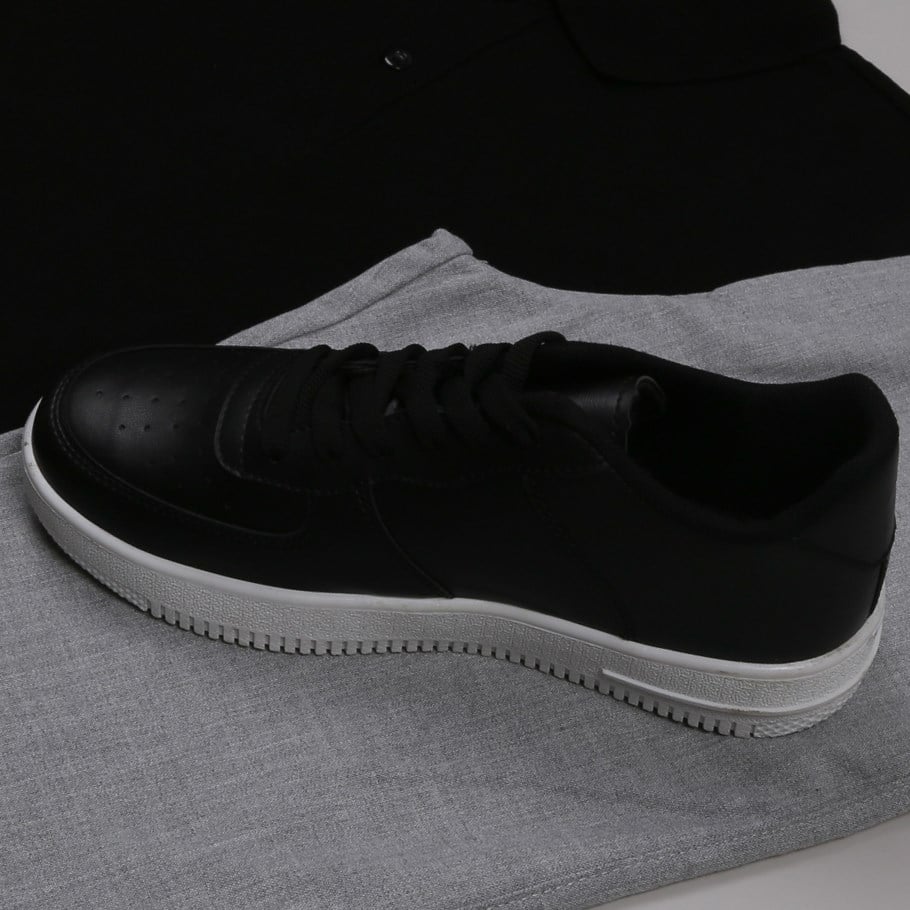 Siyah Polo Yaka Tişört Gri kumaş  pantolon  ayakkabı Kombin