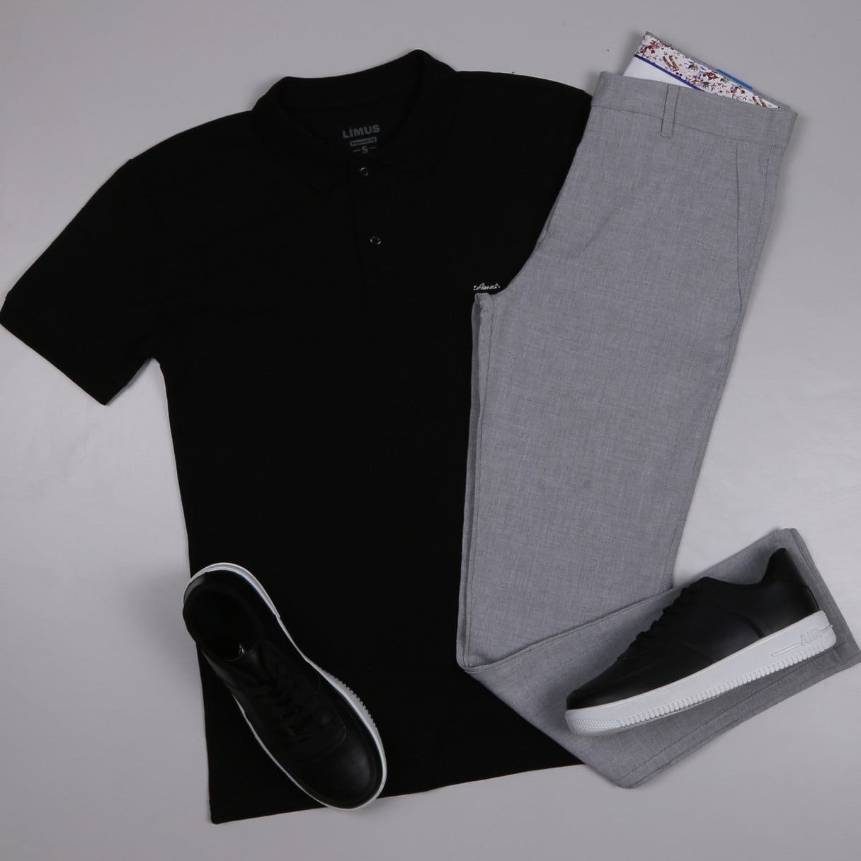 Siyah Polo Yaka Tişört Gri kumaş  pantolon  ayakkabı Kombin