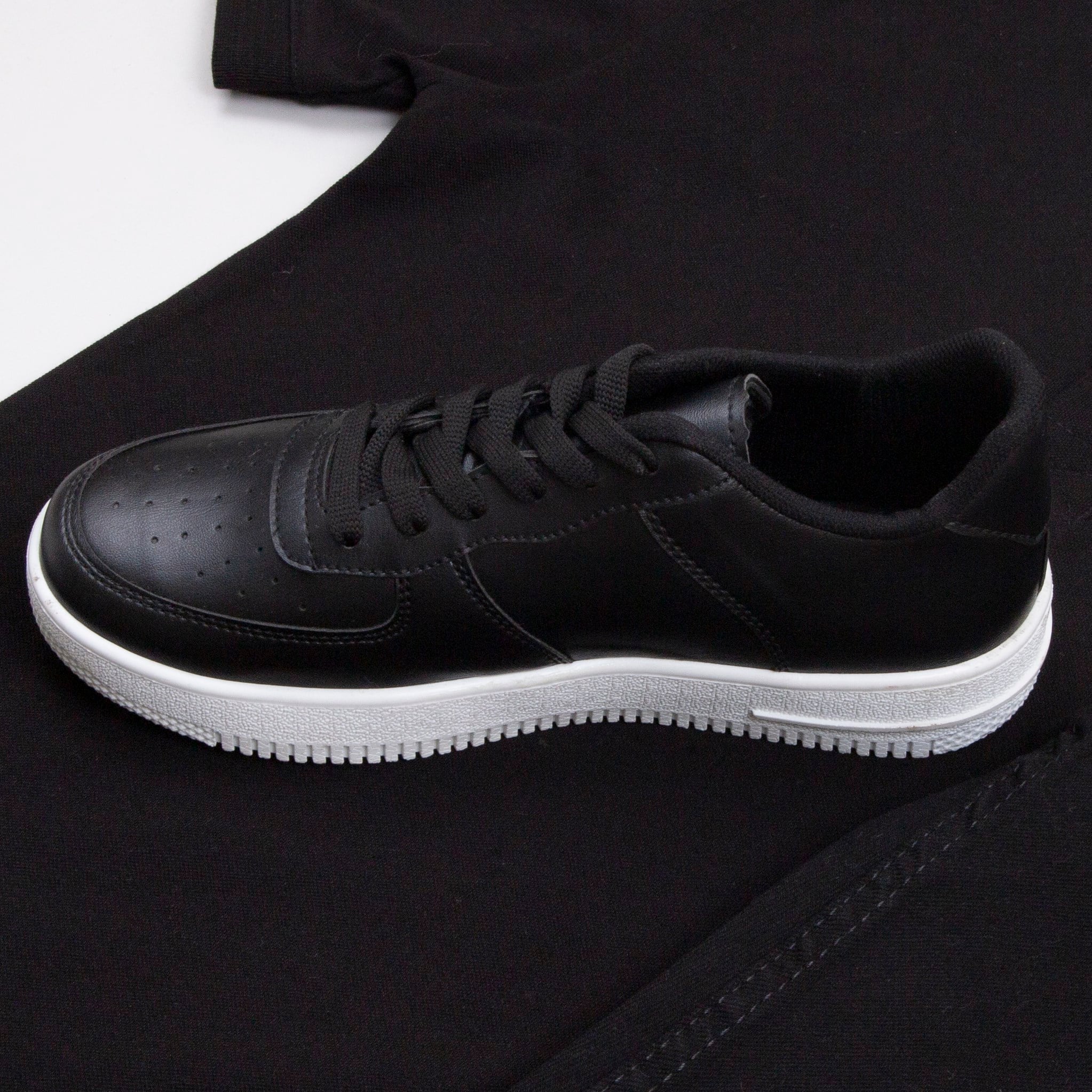 Siyah Polo Yaka Tişört Siyah Kot pantolon  ayakkabı Kombin