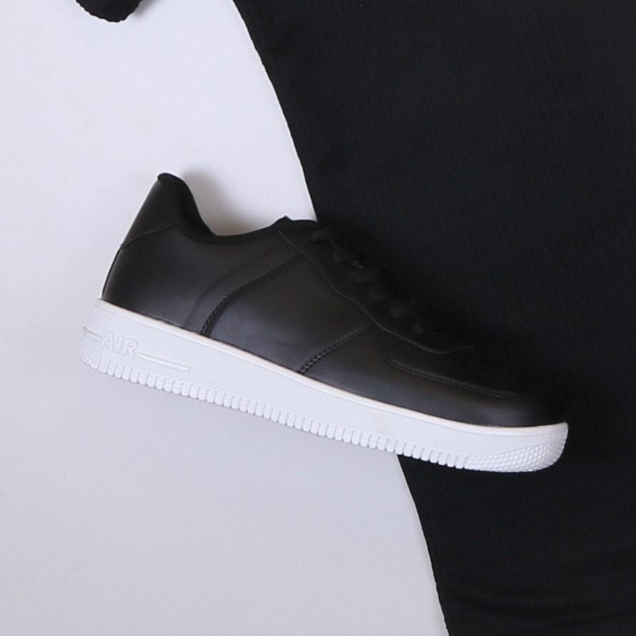 Siyah Polo Yaka Tişört Şort  Ayakkabı Kombin